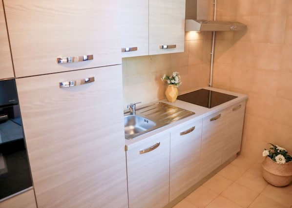 Kühlschrank, Mikrowelle, Ofen, Herdplatte