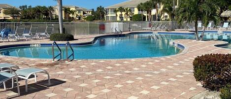 Een buitenzwembad, een verwarmd zwembad