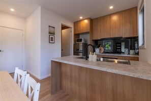 Fridge, microwave, oven, stovetop - Joe-3Bed2Bath New CozyTownhouse (Box Hill South)