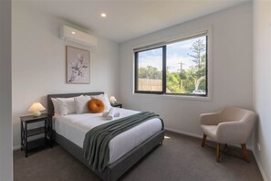 4 slaapkamers, een strijkplank/strijkijzer, gratis wifi, beddengoed
