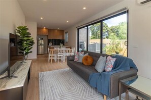 Smart TV - Joe-3Bed2Bath New CozyTownhouse (Box Hill South)