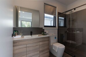 Shower, hair dryer, towels, shampoo - Joe-3Bed2Bath New CozyTownhouse (Box Hill South)