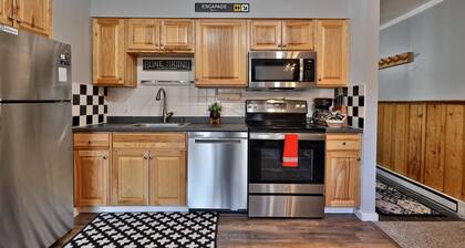The Summit Suite at Whiffletree Killington: Shuttle Bus. Pool. Discounted Ski Rentals.