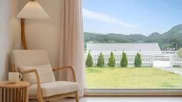 Una habitación con vistas a un edificio y árboles.