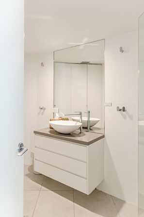 ヘアドライヤー、タオル、石鹸、トイレットペーパー