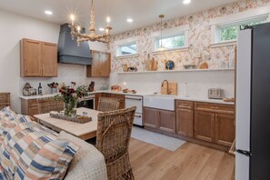 Fridge, microwave, oven, stovetop - Luxury amenities, 2BR with ensuites, 3 min walk to beach, fire pit, 2 fireplaces, designer decor (Cannon Beach)