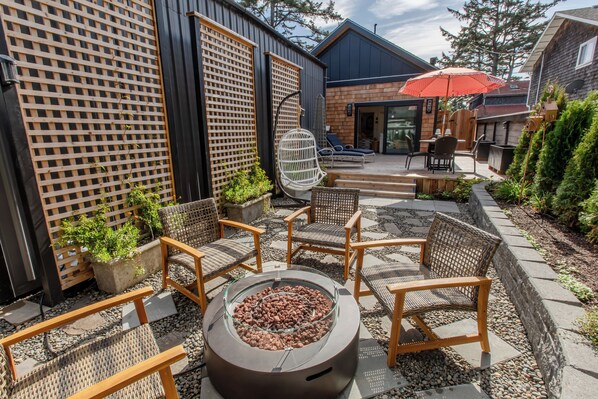Terrace/patio - Luxury amenities, 2BR with ensuites, 3 min walk to beach, fire pit, 2 fireplaces, designer decor (Cannon Beach)