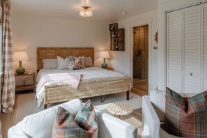 2 bedrooms, WiFi, bed sheets - Luxury amenities, 2BR with ensuites, 3 min walk to beach, fire pit, 2 fireplaces, designer decor (Cannon Beach)