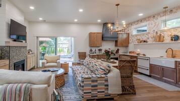 TV connectée, cheminée, livres