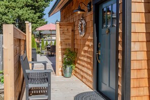Outdoor dining - Luxury amenities, 2BR with ensuites, 3 min walk to beach, fire pit, 2 fireplaces, designer decor (Cannon Beach)