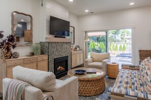 Smart TV, fireplace, books - Luxury amenities, 2BR with ensuites, 3 min walk to beach, fire pit, 2 fireplaces, designer decor (Cannon Beach)