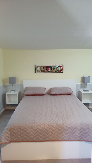 1 dormitorio, tabla de planchar con plancha, wifi y ropa de cama
