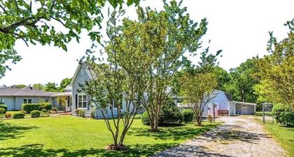 Charming Texoma 1-bedroom guesthouse in growing Sherman, Texas