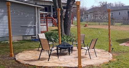 Charming Texoma 1-bedroom guesthouse in growing Sherman, Texas