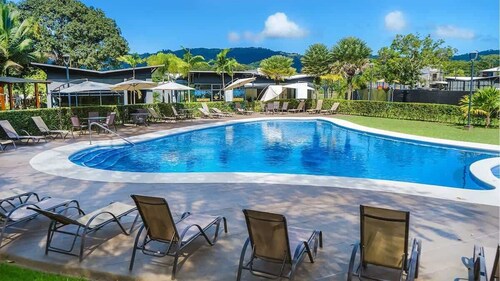 Macaw House with private pool in Arenas Herradura