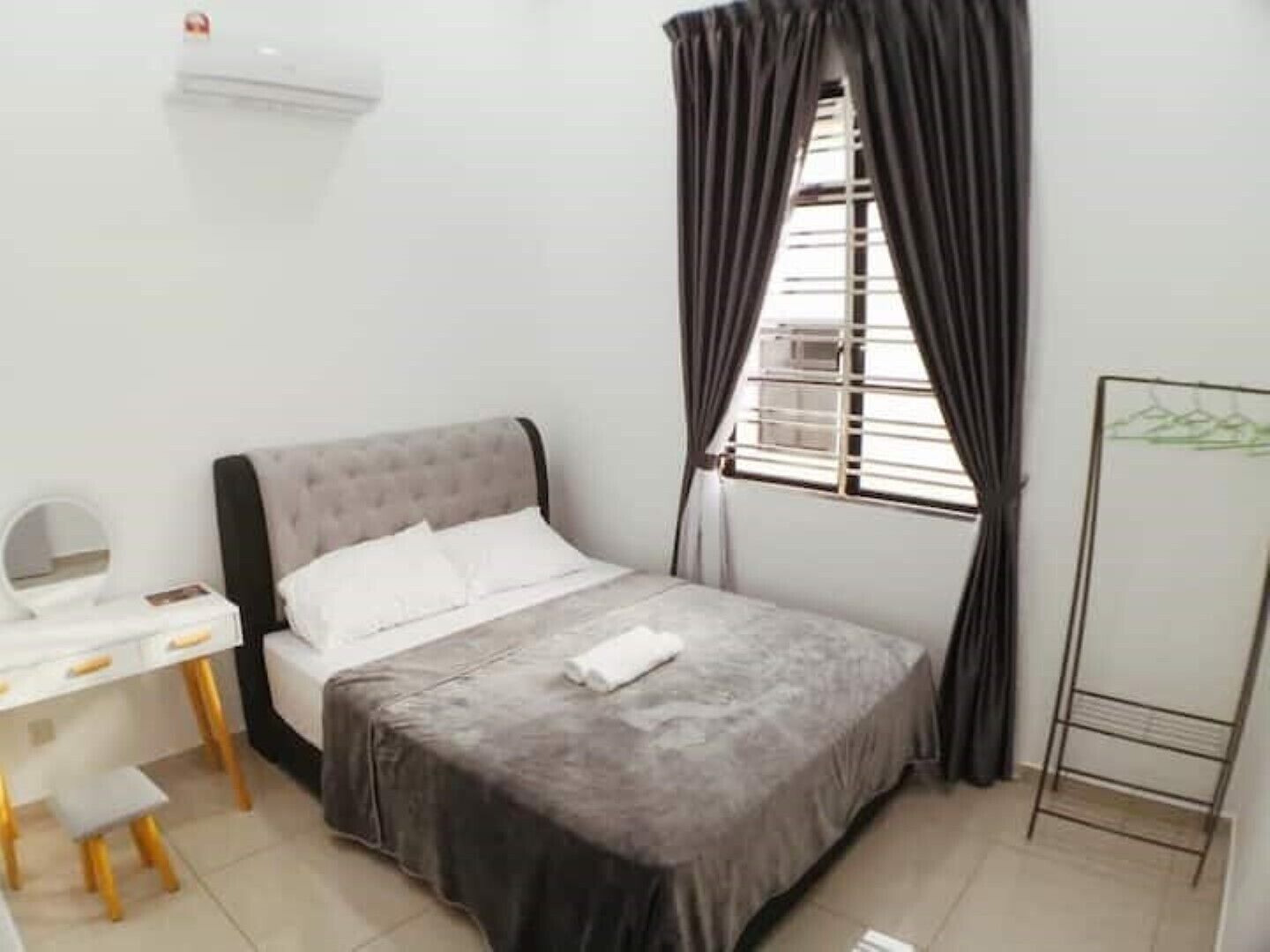 5 habitaciones, tabla de planchar con plancha, wifi y ropa de cama 