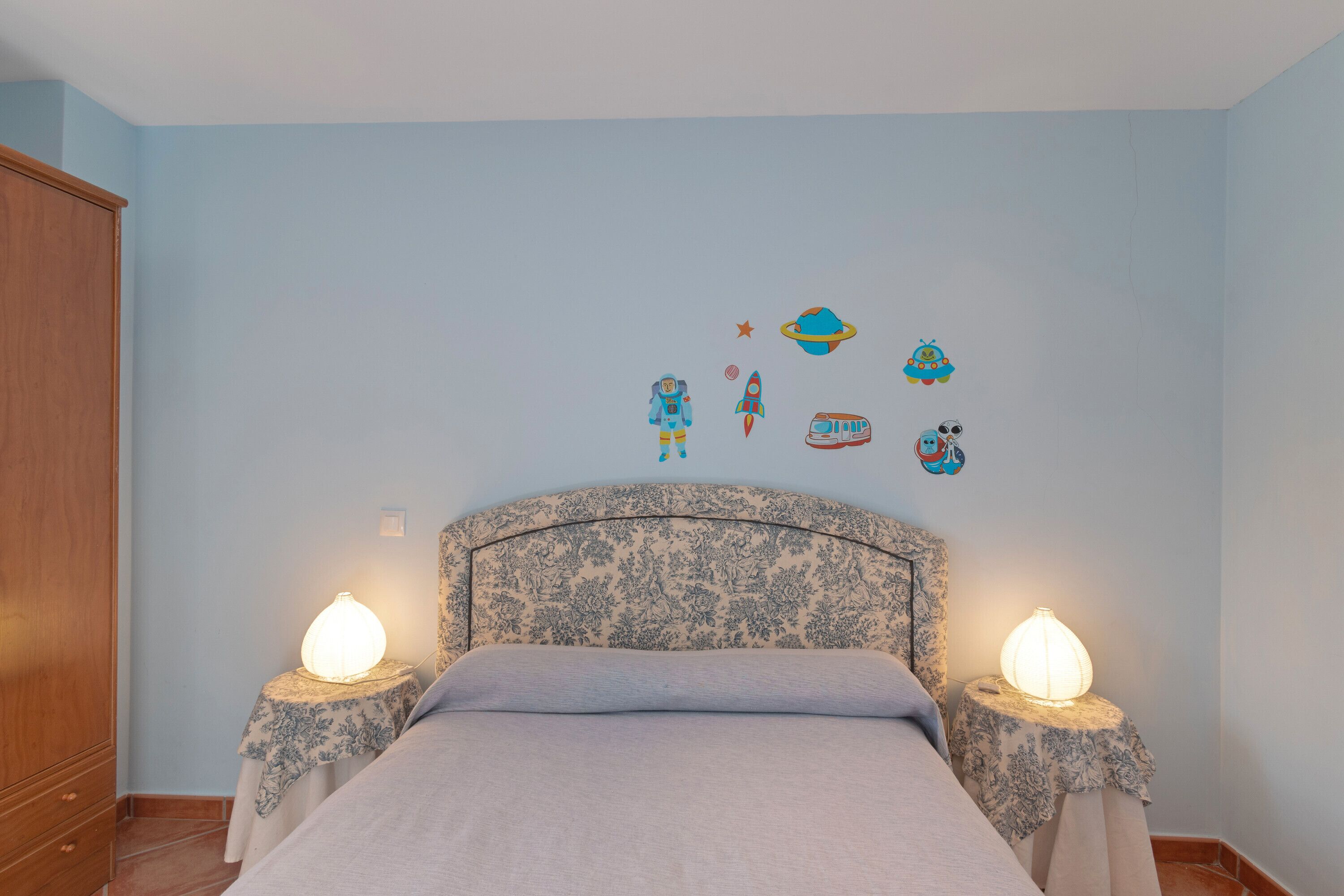 6 chambres, fer et planche à repasser