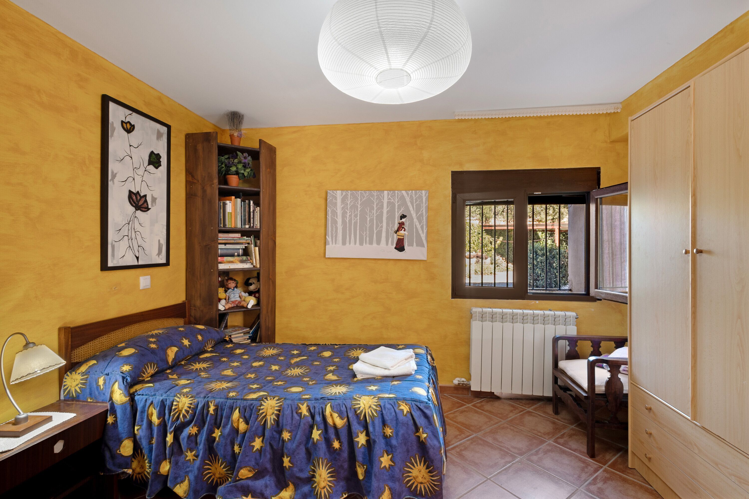 6 dormitorios y tabla de planchar con plancha