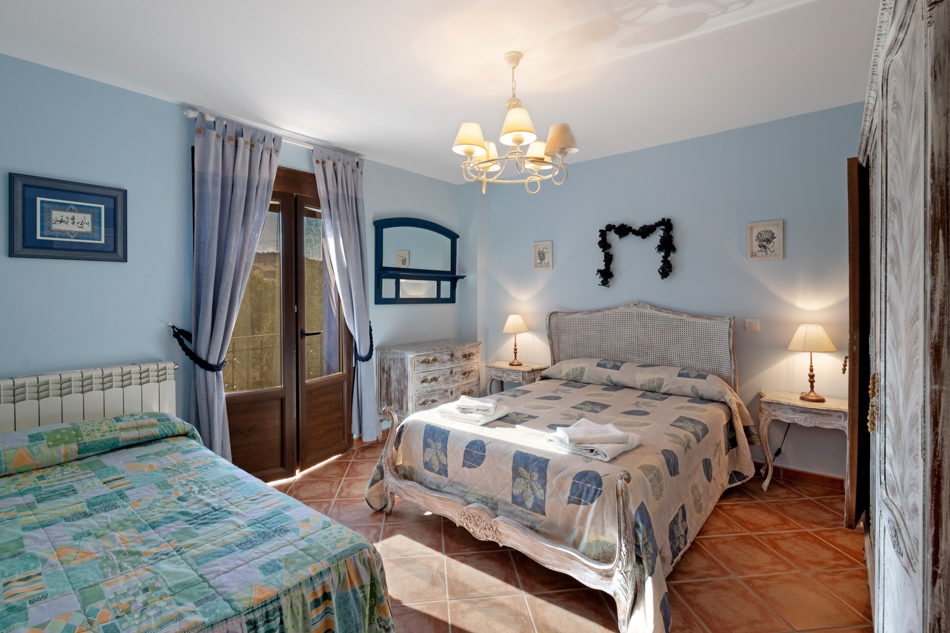 6 dormitorios y tabla de planchar con plancha