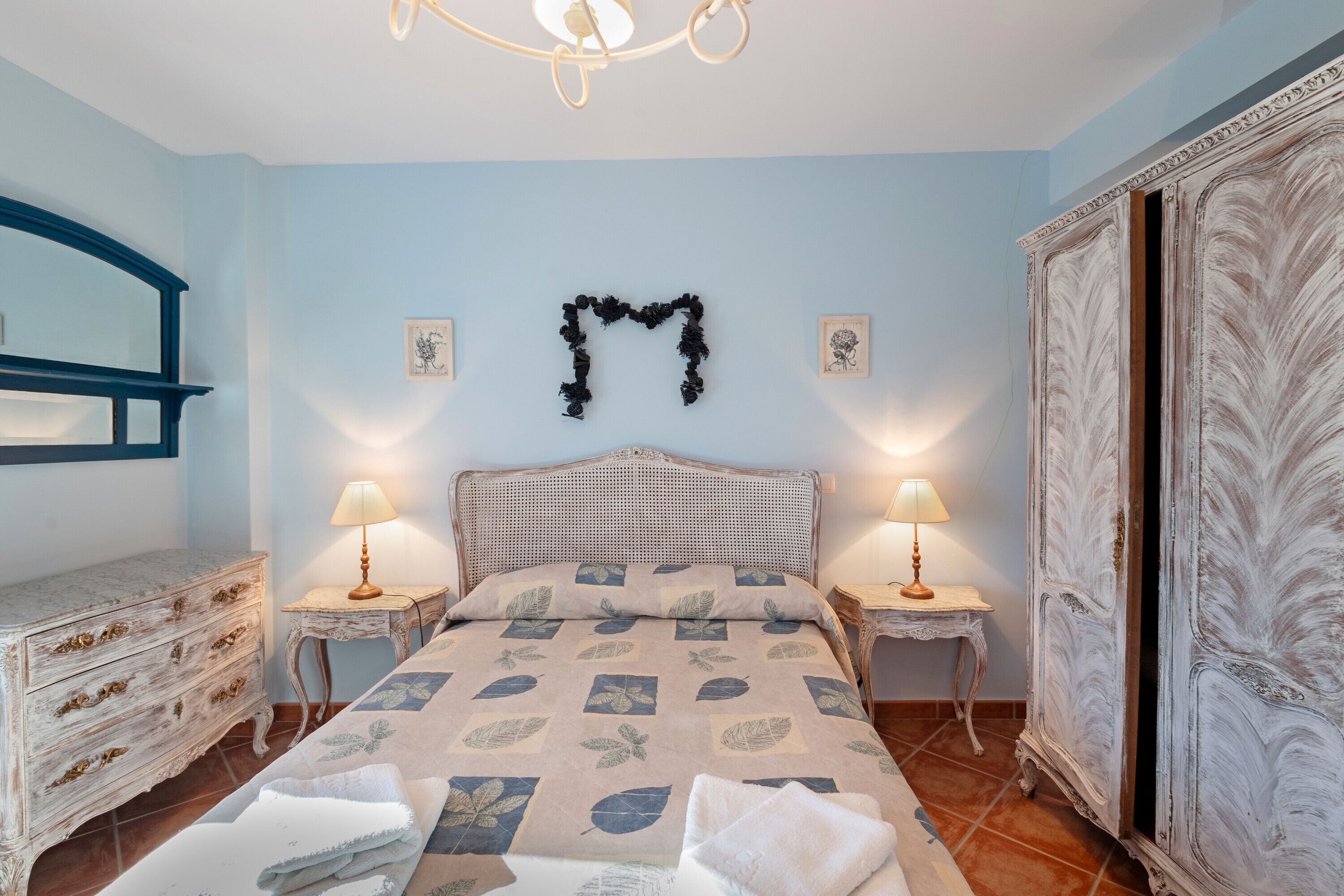 6 dormitorios y tabla de planchar con plancha