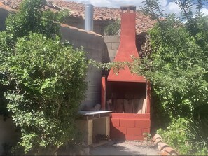 Property grounds - Spacious Country House for 12–15 Guests, Fenced Garden, BBQ, Pet Friendly, Near Calamocha (Navarrete del Río)