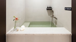 Deluxe A | Bathroom | Hair dryer, slippers, towels, soap - Anook Hotel and Spa Seoul Seongsu Konkuk University (Seoul)
