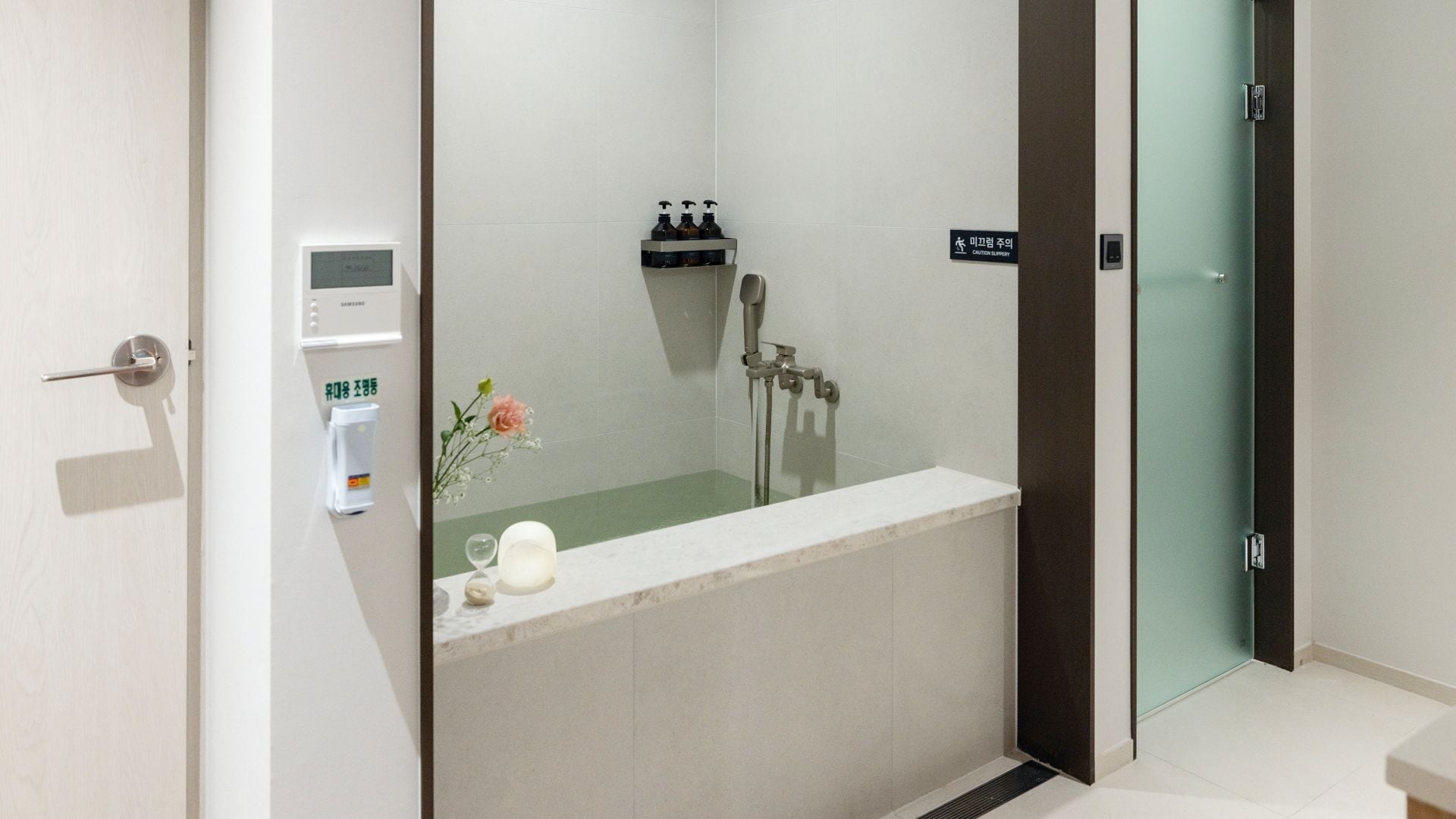 Un baño moderno con cabina de ducha de vidrio, lavabo integrado y retrete.