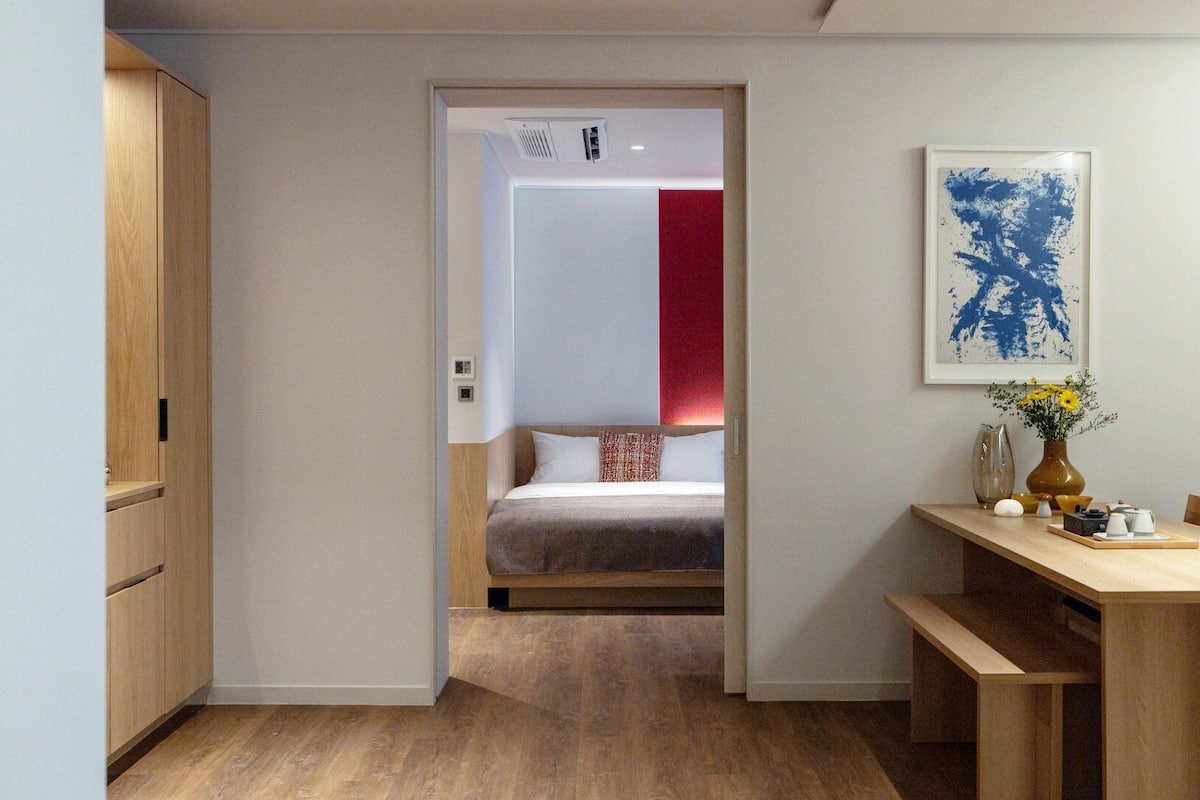 Signature | Premium bedding, blackout curtains, soundproofing, free WiFi