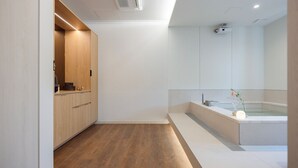 A modern bathroom with a wooden vanity, a large bathtub, and a minimalist design. - Anook Hotel and Spa Seoul Seongsu Konkuk University (Seoul)