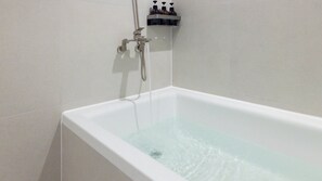 Sèche-cheveux, chaussons, serviettes fournies, savon