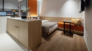 Deluxe A | Premium bedding, blackout curtains, soundproofing, free WiFi