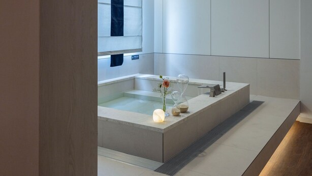 A modern bathroom with a rectangular bathtub, a small flower arrangement, and a wall-mounted towel rack. - Anook Hotel and Spa Seoul Seongsu Konkuk University (Seoul)