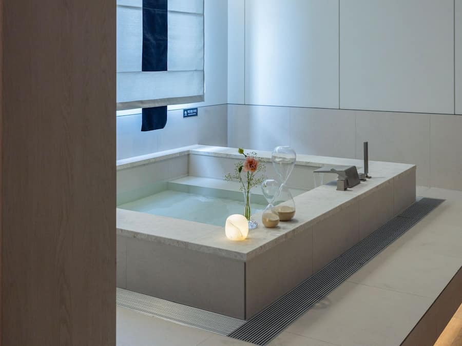 Signature | Bad | Hårføner, tøfler, håndklær og såpe