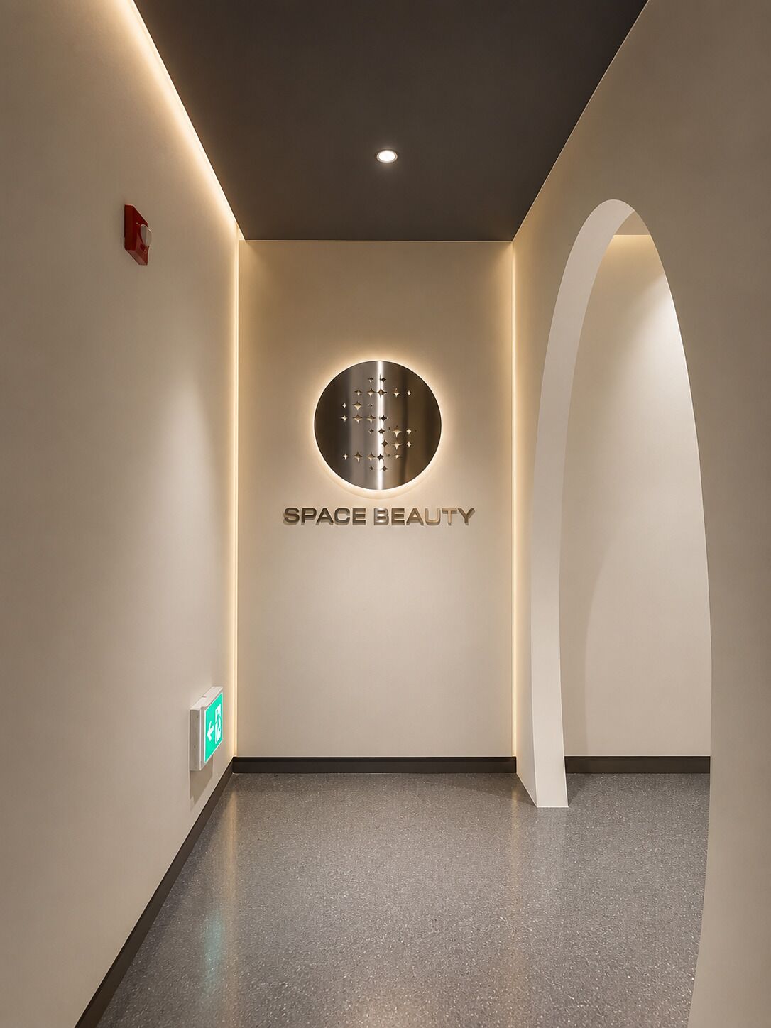 En gang med en cirkelformet logo på væggen og teksten 'SPACE BEAUTY' nedenunder.