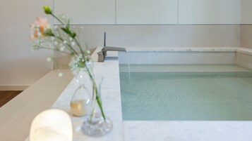 Suite (twin) | 浴室 | 吹风机、拖鞋、毛巾、肥皂