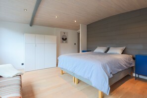 4 bedrooms, iron/ironing board, free WiFi, bed sheets - Holiday Home 'Entre Terre Et Mer' with Private Terrace, Private Garden and Wi-Fi (Locquirec)