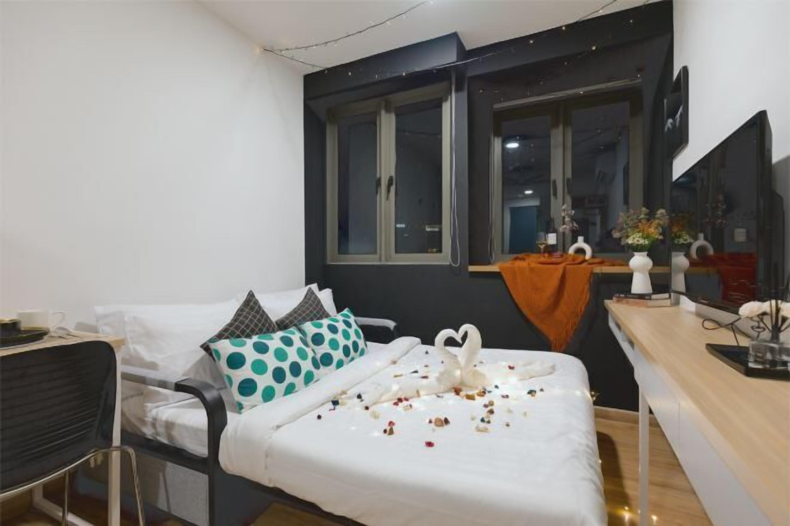 Free WiFi, bed sheets