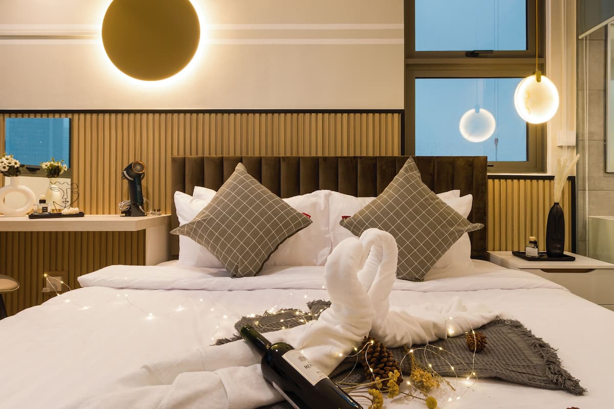 Premium Dual Key Studio | 2 bedrooms, free WiFi, bed sheets