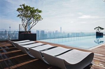 Piscina no piso superior