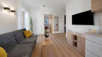 Fernseher, Tischtennisplatte