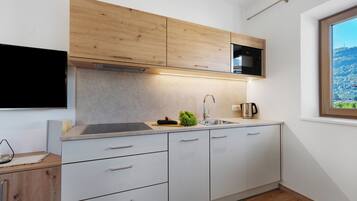 Frigorifero, microonde, piano cottura, lavastoviglie