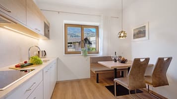 Frigorifero, microonde, piano cottura, lavastoviglie