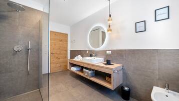 Een douche, een haardroger, handdoeken