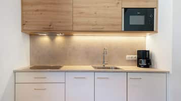 Frigorifero, microonde, piano cottura, lavastoviglie