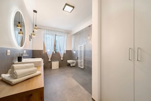 Dusche, Haartrockner, Handtücher
