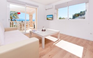 TV - Holiday Apartment "Sun Of The Bay-Bloq 3 Apartment 1" with Sea View (Alcúdia)