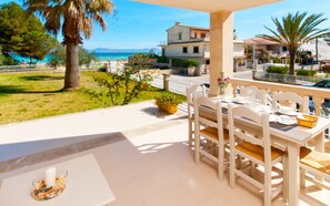 Outdoor dining - Holiday Apartment "Sun Of The Bay-Bloq 3 Apartment 1" with Sea View (Alcúdia)