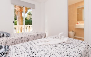 2 bedrooms, iron/ironing board, free WiFi, bed sheets