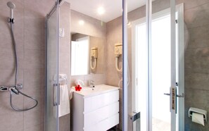 تجهيزات دش، مجففات شعر، مناشف