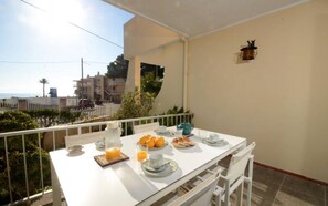 Outdoor dining - Vacation Home "Salzes 3 - Seaside Houses Adosado" with Sea View, 2 Private Terraces & Wi-Fi (Alcúdia)